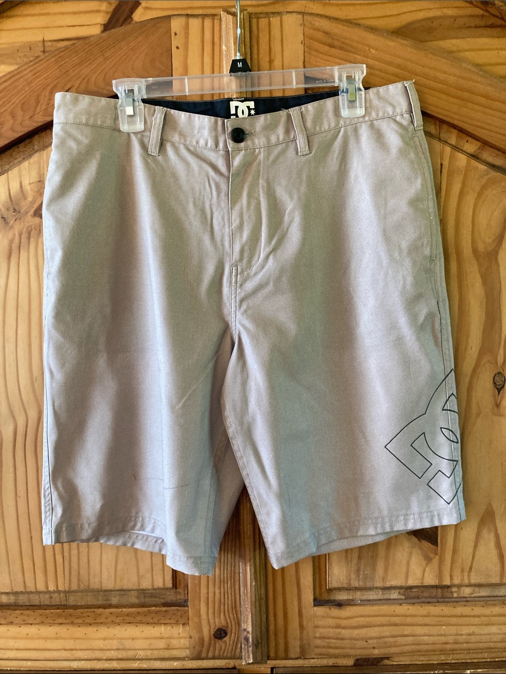 Men’s DC light tan khaki chino shorts size 33